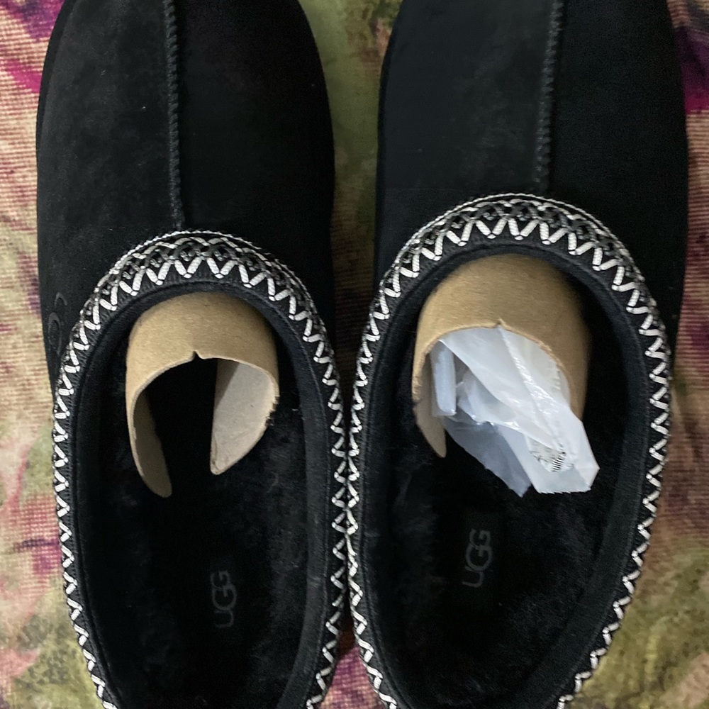Hello, it is a men's shoe, size 12, new, never used, from the ugg brand. - Picture 9 of 14